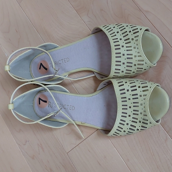 Yellow Open Toe Flats Sandals - Picture 3 of 16